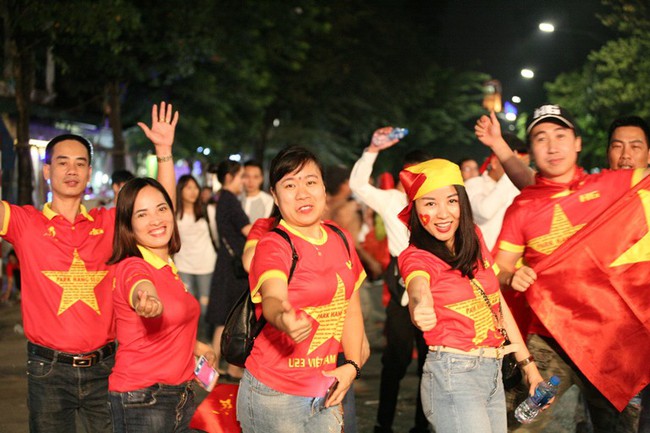 CĐV Việt Nam vỡ òa trong hạnh phúc khi đội nhà ghi bàn 2-1 trước đội tuyển Philippines - Ảnh 18.
