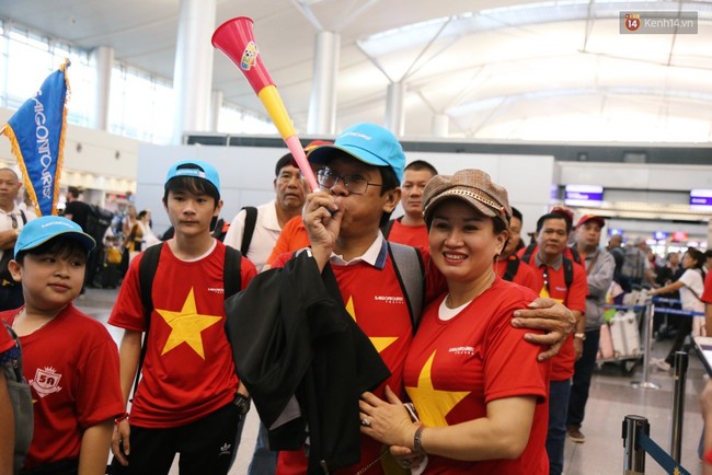 Dàn hotgirl cùng hàng trăm CĐV Việt “nhuộm đỏ” sân bay trước khi sang Philippines “tiếp lửa” thầy trò HLV Park Hang Seo - Ảnh 9.
