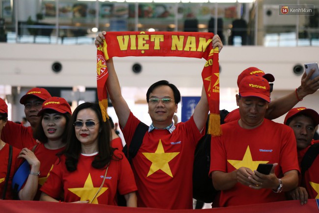 Dàn hotgirl cùng hàng trăm CĐV Việt “nhuộm đỏ” sân bay trước khi sang Philippines “tiếp lửa” thầy trò HLV Park Hang Seo - Ảnh 10.