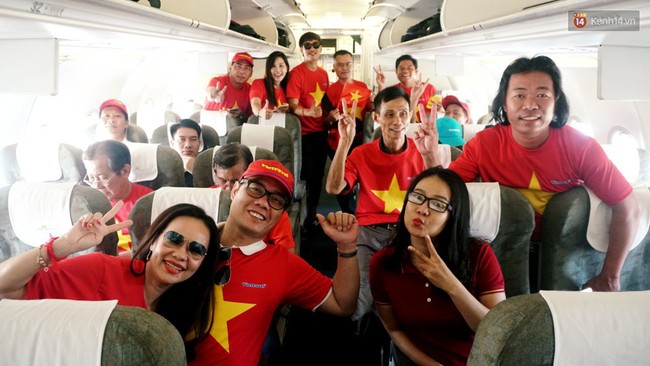 Dàn hotgirl cùng hàng trăm CĐV Việt “nhuộm đỏ” sân bay trước khi sang Philippines “tiếp lửa” thầy trò HLV Park Hang Seo - Ảnh 13.