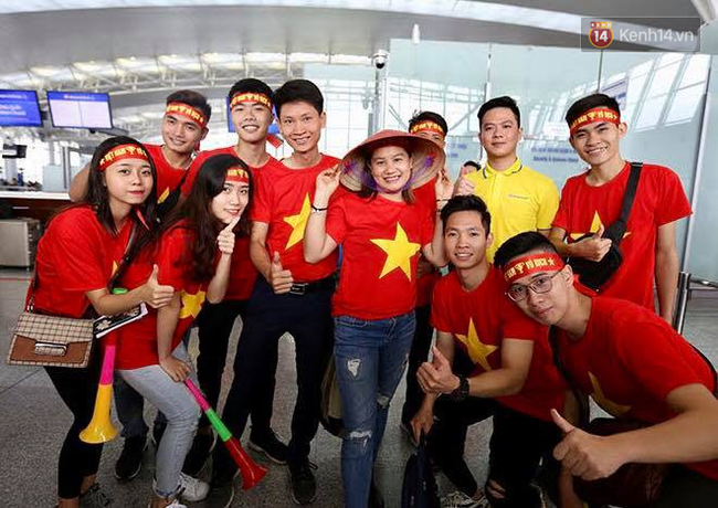 Dàn hotgirl cùng hàng trăm CĐV Việt “nhuộm đỏ” sân bay trước khi sang Philippines “tiếp lửa” thầy trò HLV Park Hang Seo - Ảnh 15.
