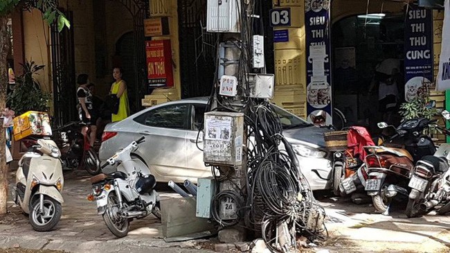 Hà Nội: Gây tai nạn, ô tô lao lên vỉa hè bỏ chạy rồi tông đổ hàng loạt xe máy - Ảnh 2.