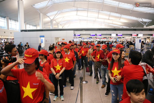 Dàn hotgirl cùng hàng trăm CĐV Việt “nhuộm đỏ” sân bay trước khi sang Philippines “tiếp lửa” thầy trò HLV Park Hang Seo - Ảnh 3.