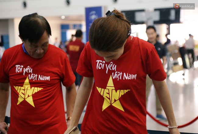 Dàn hotgirl cùng hàng trăm CĐV Việt “nhuộm đỏ” sân bay trước khi sang Philippines “tiếp lửa” thầy trò HLV Park Hang Seo - Ảnh 7.