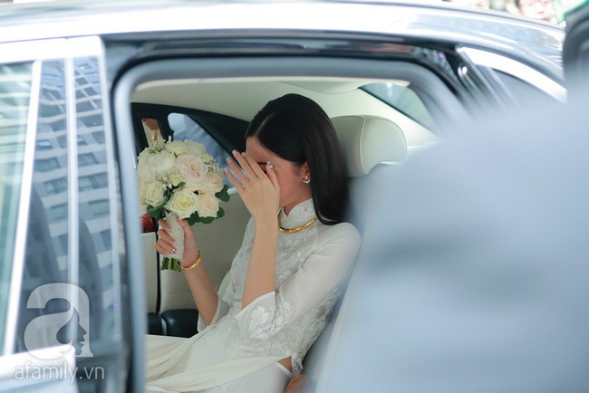 Đến lượt Thanh Tú lấy hoa cưới che kín mặt trước khi bước lên xe hoa với chồng đại gia 40 tuổi. - Ảnh 14.