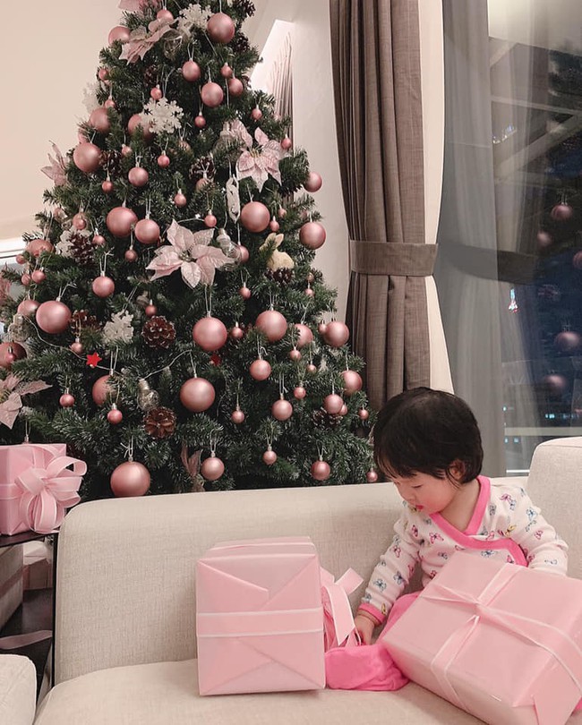 Đặng Thu Thảo khoe ảnh con gái cưng đón Noel, tiết lộ sở thích đặc biệt của tiểu công chúa  - Ảnh 1.