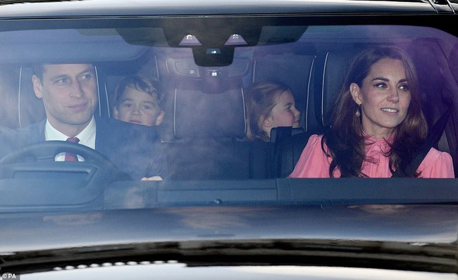 Giữa tin đồn chị em dâu rạn nứt, Meghan Markle đã bất ngờ làm điều này giống Công nương Kate Middleton - Ảnh 1.