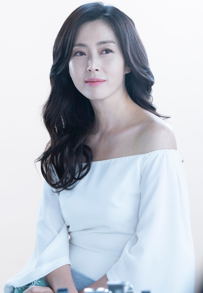 Chỉ bằng một bộ ảnh hậu trường, mỹ nhân U50 của Secret Garden vượt luôn đẳng cấp trẻ đẹp khó tin của mẹ Kim Tan - Ảnh 12.
