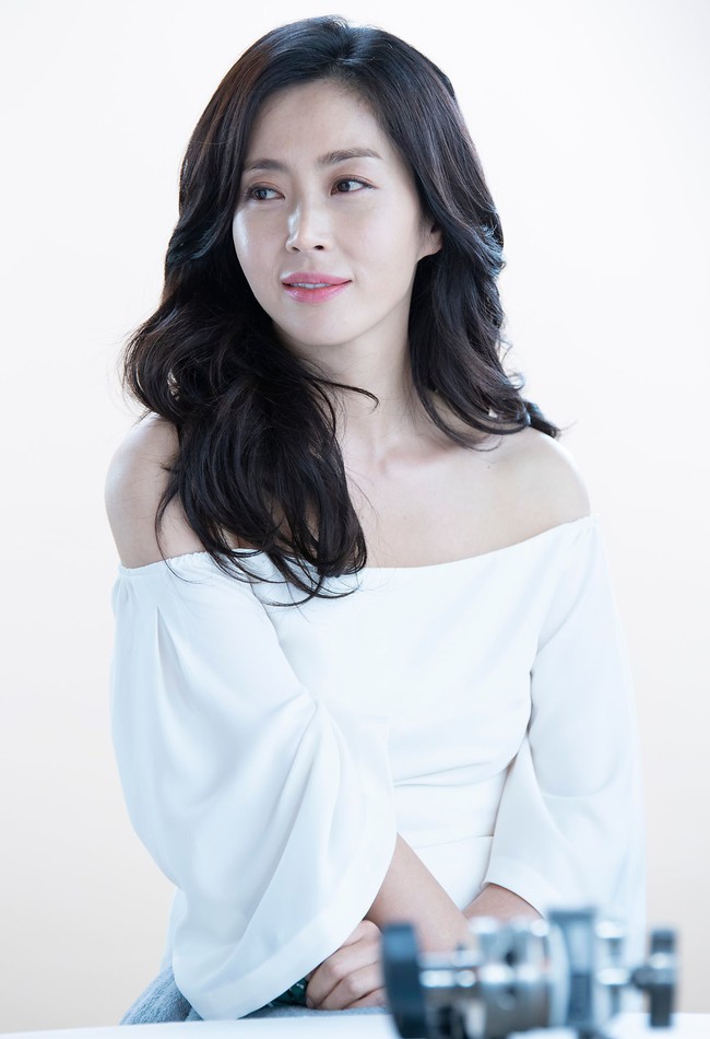 Chỉ bằng một bộ ảnh hậu trường, mỹ nhân U50 của Secret Garden vượt luôn đẳng cấp trẻ đẹp khó tin của mẹ Kim Tan - Ảnh 14.