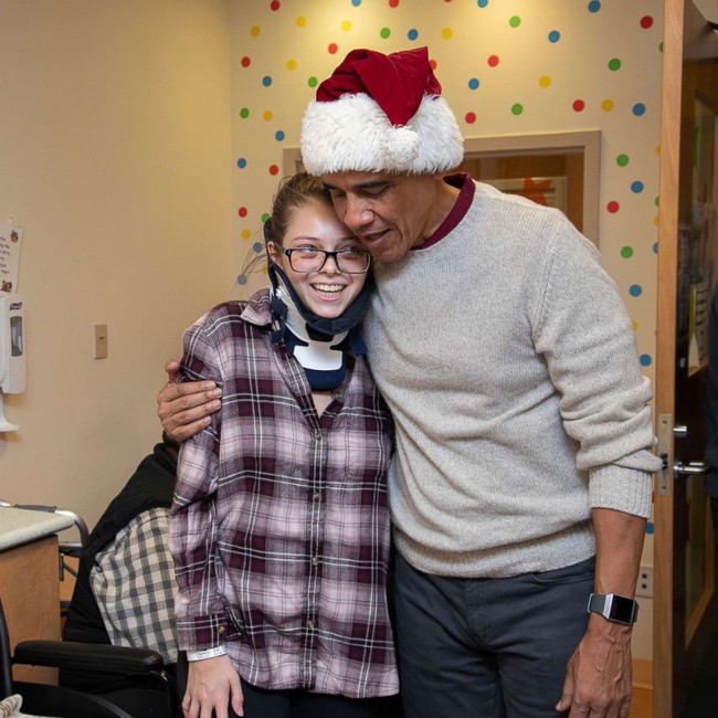 Cựu Tổng thống Obama hóa trang thành ông già Noel đến bệnh viện tặng quà cho các em nhỏ - Ảnh 3.