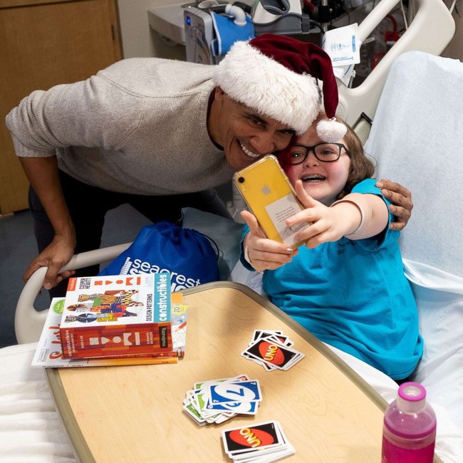 Cựu Tổng thống Obama hóa trang thành ông già Noel đến bệnh viện tặng quà cho các em nhỏ - Ảnh 4.