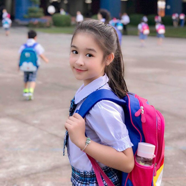 Nhan sắc lịm tim của bé gái ngồi cạnh Hoa hậu Đỗ Mỹ Linh, danh tính cô bé mới khiến dân mạng bất ngờ - Ảnh 7. Nhan sắc lịm tim của bé gái ngồi cạnh Hoa hậu Đỗ Mỹ Linh, danh tính cô bé mới khiến dân mạng bất ngờ - Ảnh 7.