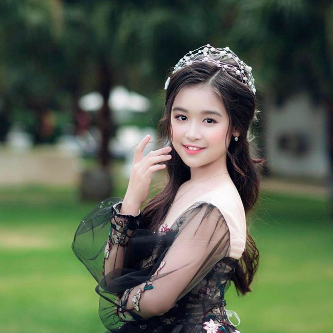 Nhan sắc lịm tim của bé gái ngồi cạnh Hoa hậu Đỗ Mỹ Linh, danh tính cô bé mới khiến dân mạng bất ngờ - Ảnh 11. Nhan sắc lịm tim của bé gái ngồi cạnh Hoa hậu Đỗ Mỹ Linh, danh tính cô bé mới khiến dân mạng bất ngờ - Ảnh 11.