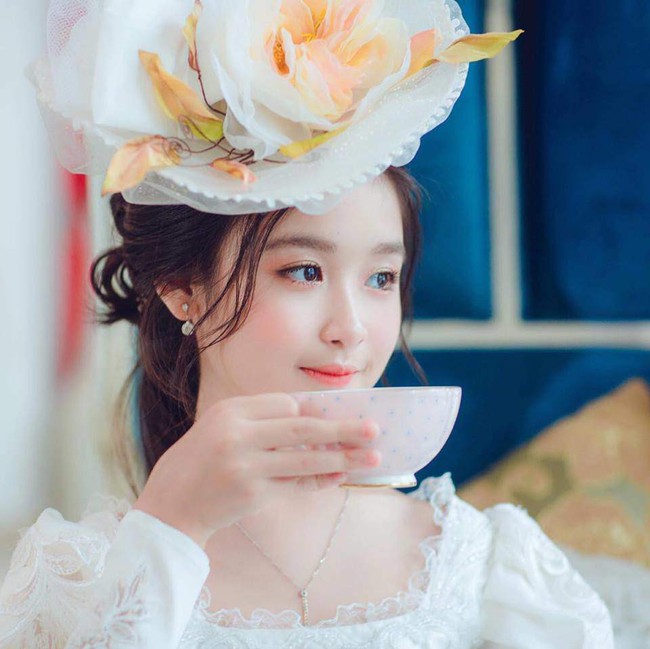 Nhan sắc lịm tim của bé gái ngồi cạnh Hoa hậu Đỗ Mỹ Linh, danh tính cô bé mới khiến dân mạng bất ngờ - Ảnh 12. Nhan sắc lịm tim của bé gái ngồi cạnh Hoa hậu Đỗ Mỹ Linh, danh tính cô bé mới khiến dân mạng bất ngờ - Ảnh 12.