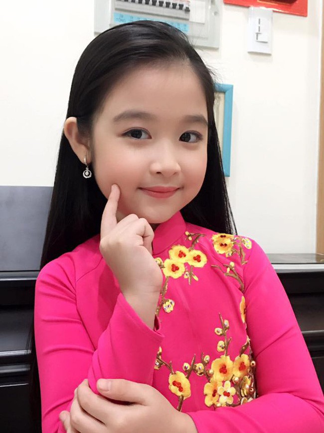 Nhan sắc lịm tim của bé gái ngồi cạnh Hoa hậu Đỗ Mỹ Linh, danh tính cô bé mới khiến dân mạng bất ngờ - Ảnh 13.
