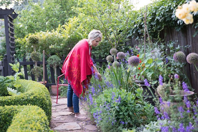 Because of an unhappy childhood, the woman spent 20 years making her dream of creating a fairy garden come true - Photo 16.