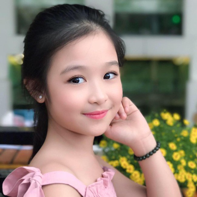 Nhan sắc lịm tim của bé gái ngồi cạnh Hoa hậu Đỗ Mỹ Linh, danh tính cô bé mới khiến dân mạng bất ngờ - Ảnh 16. Nhan sắc lịm tim của bé gái ngồi cạnh Hoa hậu Đỗ Mỹ Linh, danh tính cô bé mới khiến dân mạng bất ngờ - Ảnh 16.