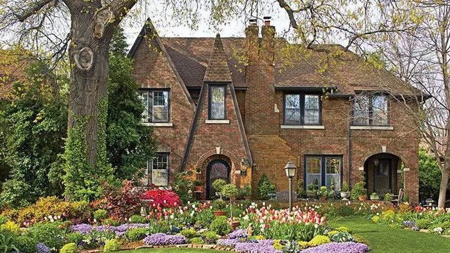 Because of an unhappy childhood, the woman spent 20 years making her dream of creating a fairy garden come true - Photo 1.