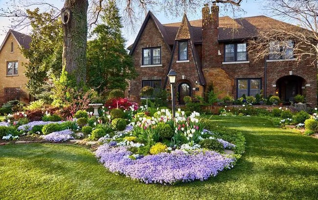 Because of an unhappy childhood, the woman spent 20 years turning her dream of creating a fairy garden into reality - Photo 2.