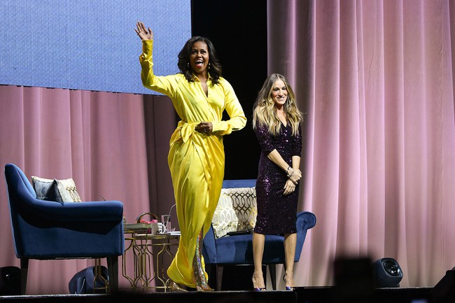 Rời Nhà Trắng, bà Michelle Obama vẫn đủ sức gây bão khi diện đầm lụa óng ả cùng đôi boots rực rỡ đến “chói lòa” - Ảnh 2.