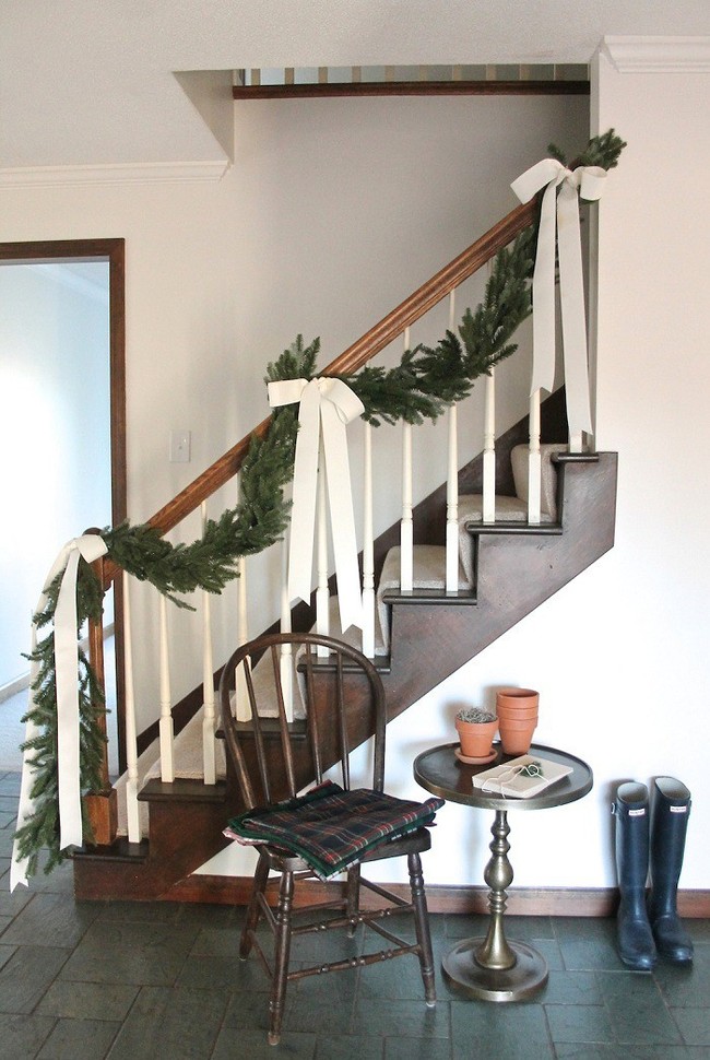 Học ngay cách lên ý tưởng để trang trí cầu thang nhà bạn thật lung linh vào ngày Giáng sinh - Ảnh 1.