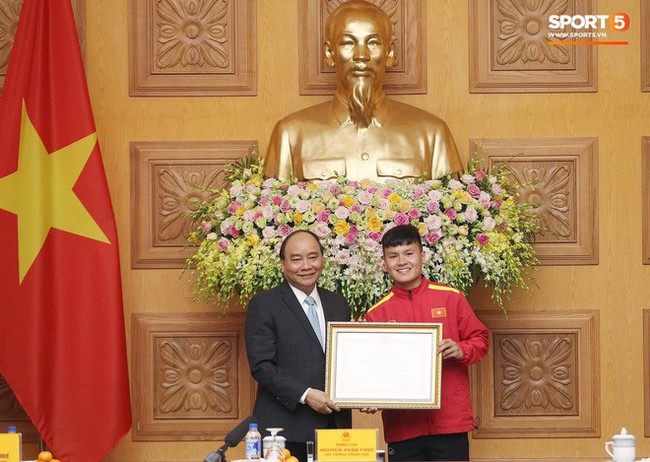 Quang Hải được Thủ tướng trao tặng Huân chương Lao động hạng Nhì - Ảnh 1. Quang Hải được Thủ tướng trao tặng Huân chương Lao động hạng Nhì - Ảnh 1.