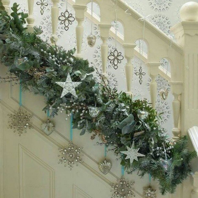 Học ngay cách lên ý tưởng để trang trí cầu thang nhà bạn thật lung linh vào ngày Giáng sinh - Ảnh 14.