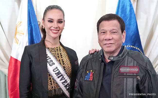 Tân Hoa hậu Hoàn vũ 2018 được Tổng thống Philippines đích thân chào đón và tặng hoa khi về nước - Ảnh 4.