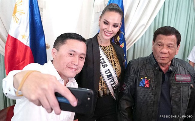 Tân Hoa hậu Hoàn vũ 2018 được Tổng thống Philippines đích thân chào đón và tặng hoa khi về nước - Ảnh 5.