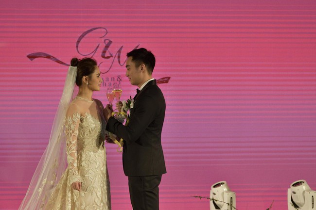 Thay liền 3 bộ váy cưới đẹp như mơ, Chung Hân Đồng lại khiến dân tình say lòng vì quá đỗi xinh đẹp - Ảnh 6. Thay liền 3 bộ váy cưới đẹp như mơ, Chung Hân Đồng lại khiến dân tình say lòng vì quá đỗi xinh đẹp - Ảnh 6.