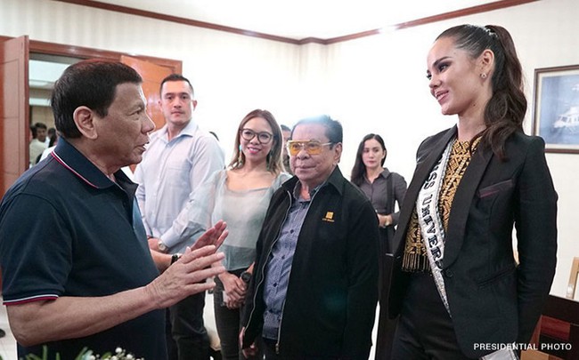 Tân Hoa hậu Hoàn vũ 2018 được Tổng thống Philippines đích thân chào đón và tặng hoa khi về nước - Ảnh 6.