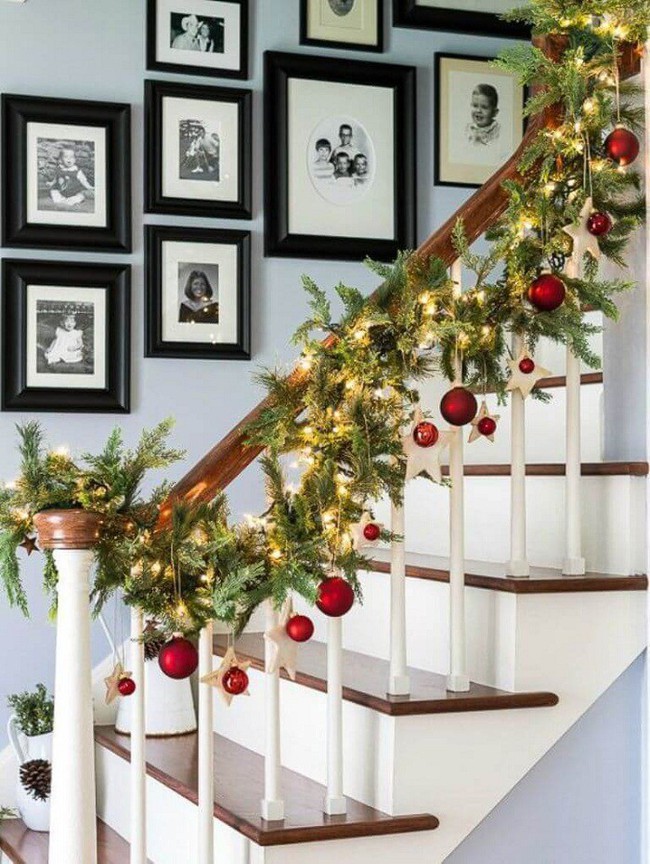 Học ngay cách lên ý tưởng để trang trí cầu thang nhà bạn thật lung linh vào ngày Giáng sinh - Ảnh 9.
