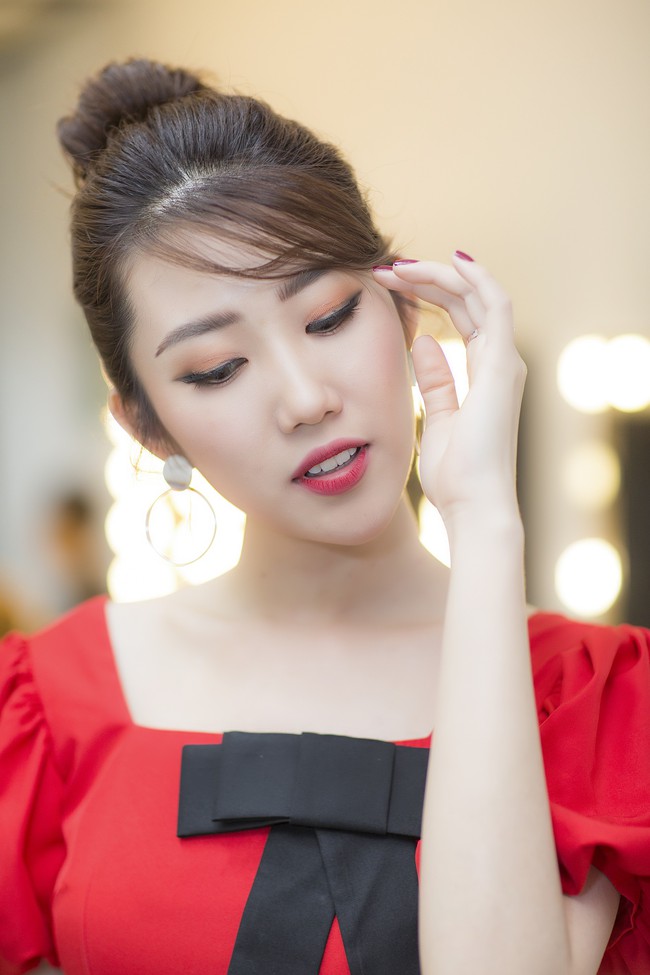 Hân Hoa hậu Thúy Ngân không ngại ngồi hẳn xuống sửa giày giúp út Minh trong sự kiện - Ảnh 7.
