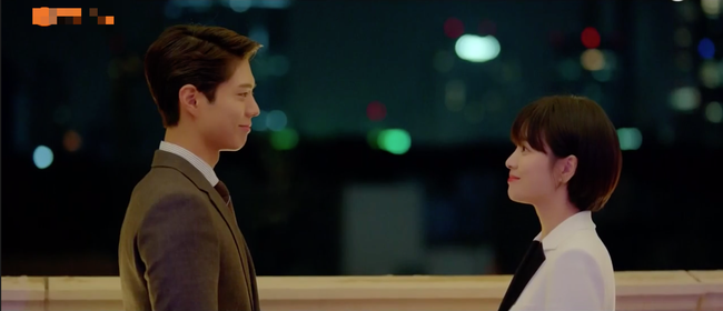 Chắc fan của cặp Song - Song sẽ khó chịu lắm khi chứng kiến cảnh Song Hye Kyo hôn “phi công trẻ” tình như thế này - Ảnh 1.