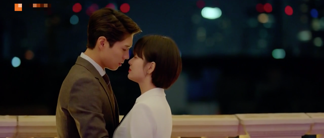 Chắc fan của cặp Song - Song sẽ khó chịu lắm khi chứng kiến cảnh Song Hye Kyo hôn “phi công trẻ” tình như thế này - Ảnh 9.