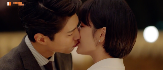 Chắc fan của cặp Song - Song sẽ khó chịu lắm khi chứng kiến cảnh Song Hye Kyo hôn “phi công trẻ” tình như thế này - Ảnh 10.