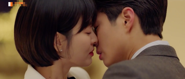 Chắc fan của cặp Song - Song sẽ khó chịu lắm khi chứng kiến cảnh Song Hye Kyo hôn “phi công trẻ” tình như thế này - Ảnh 11.