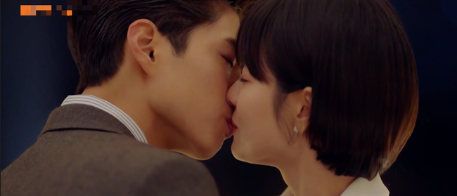 Chắc fan của cặp Song - Song sẽ khó chịu lắm khi chứng kiến cảnh Song Hye Kyo hôn “phi công trẻ” tình như thế này - Ảnh 12.