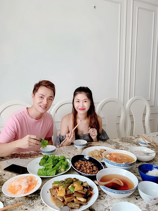 Đã xinh đẹp còn đảm đang, bà xã Đăng Khôi khiến dân mạng trầm trồ với mâm cơm trưa ngon như nhà hàng - Ảnh 2. Đã xinh đẹp còn đảm đang, bà xã Đăng Khôi khiến dân mạng trầm trồ với mâm cơm trưa ngon như nhà hàng - Ảnh 2.