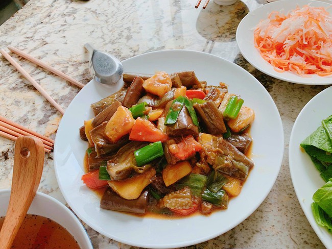 Đã xinh đẹp còn đảm đang, bà xã Đăng Khôi khiến dân mạng trầm trồ với mâm cơm trưa ngon như nhà hàng - Ảnh 4. Đã xinh đẹp còn đảm đang, bà xã Đăng Khôi khiến dân mạng trầm trồ với mâm cơm trưa ngon như nhà hàng - Ảnh 4.