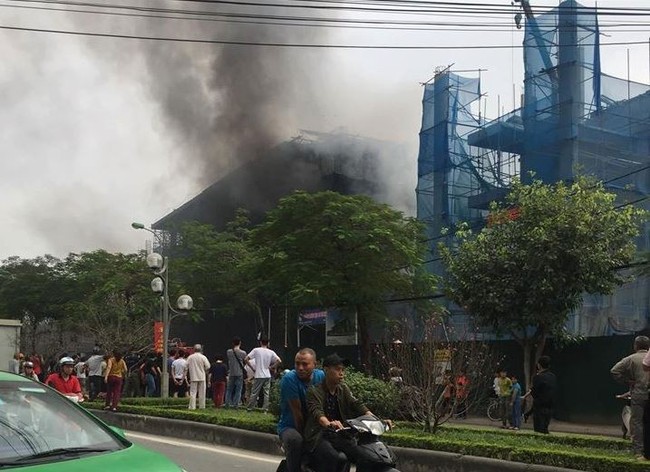 Hà Nội: Hỏa hoạn bất ngờ xảy ra tại công trình đang xây dựng, cạnh trường THCS Nhật Tân - Ảnh 1.