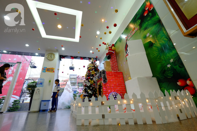 Trung tâm ngoại ngữ ở Sài Gòn mạnh tay chi hơn 200 triệu trang trí Giáng sinh hút trẻ con đến vui chơi, chụp ảnh - Ảnh 2.