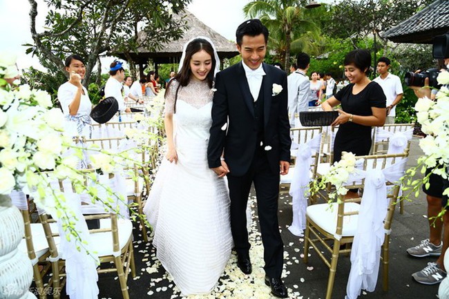 Vừa tuyên bố ly hôn, chùm ảnh Lưu Khải Uy - Dương Mịch bật khóc trong đám cưới bất ngờ gây bão - Ảnh 4. Vừa tuyên bố ly hôn, chùm ảnh Lưu Khải Uy - Dương Mịch bật khóc trong đám cưới bất ngờ gây bão - Ảnh 4.