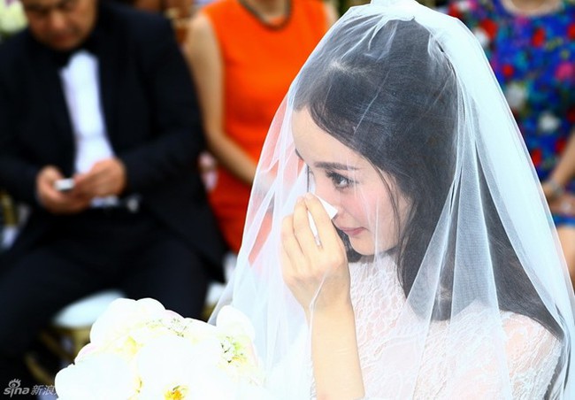 Vừa tuyên bố ly hôn, chùm ảnh Lưu Khải Uy - Dương Mịch bật khóc trong đám cưới bất ngờ gây bão  - Ảnh 6.