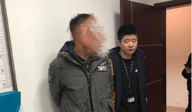 Ra trường 20 năm, ông chú thù dai vẫn quay lại trường đánh thầy giáo cũ vì hay phạt mình lúc đi học - Ảnh 2. Ra trường 20 năm, ông chú thù dai vẫn quay lại trường đánh thầy giáo cũ vì hay phạt mình lúc đi học - Ảnh 2.