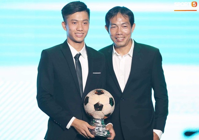 CHÍNH THỨC: Quang Hải giành Quả bóng vàng Việt Nam 2018 ở tuổi 21 - Ảnh 2.