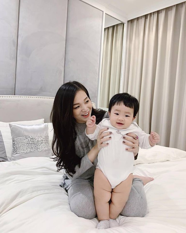 Cuối tuần của các hot mom: Hằng Túi hạnh phúc bế con gái 1 ngày tuổi, bà xã Việt Anh nóng bỏng hút mắt - Ảnh 3.