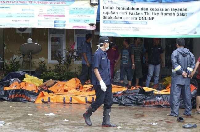 Indonesia - 1 ngày ngập nước mắt: Thi thể ngổn ngang, người sống đau đáu tìm người thân - Ảnh 2.