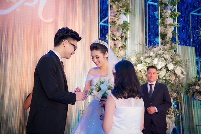 Điểm lại 5 đám cưới đình đám nhất showbiz Việt năm 2018: Xa hoa, lãng mạn và được bảo vệ nghiêm ngặt tới từng chi tiết - Ảnh 10.