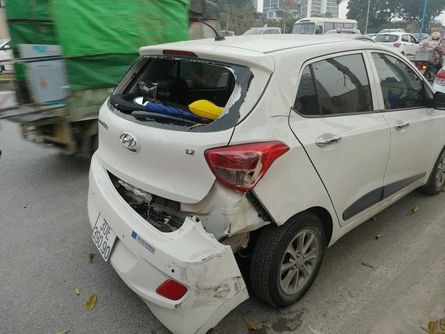 Ô tô đâm liên hoàn trên phố Hà Nội, 2 xe sang Mercedes và BMW hư hỏng nặng - Ảnh 1.